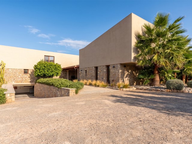 Modernes Landhaus mit Pool und Reitanlagen - 2