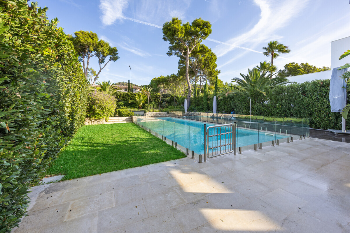 Luxusvilla mit Meerblick & Garten - 3